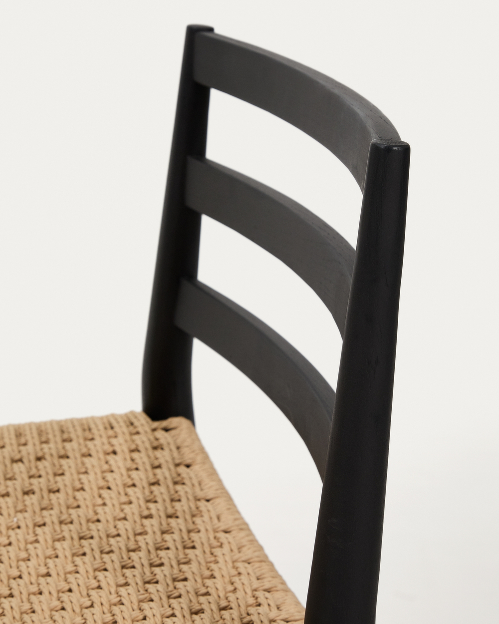 Полубарный стул Analy из массива дуба в черной отделке и веревочным сиденьем 65 см