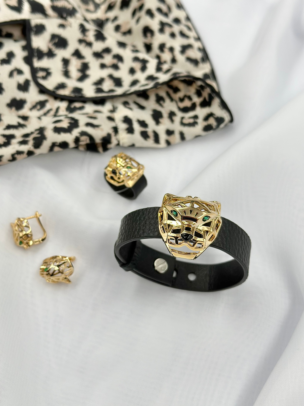 Браслет с леопардом на черной коже, оттенок золото