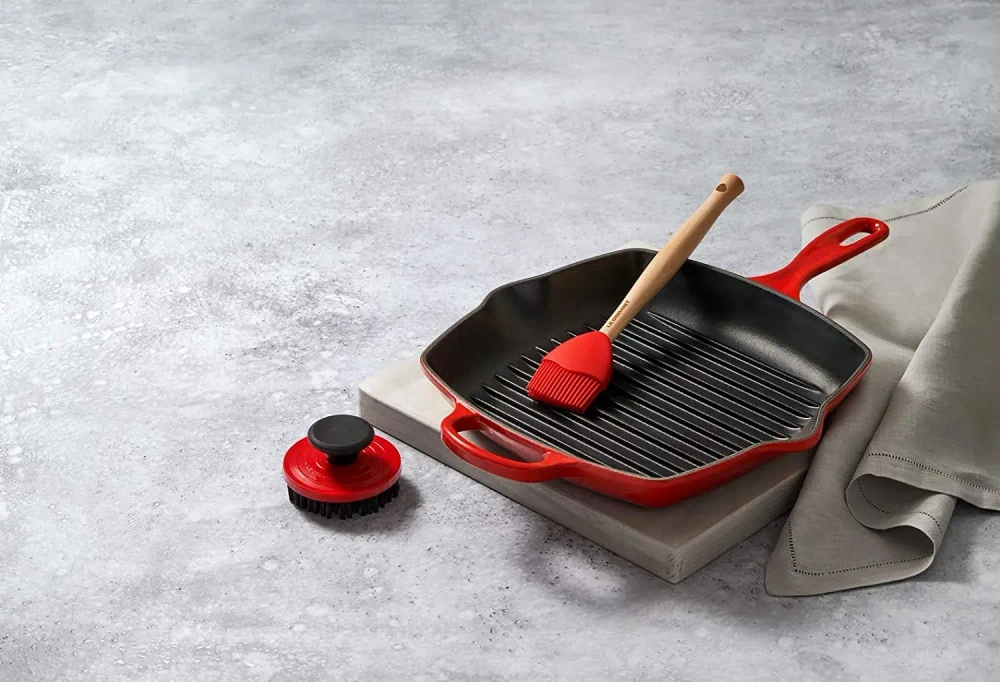 Le Creuset Чугунная сковорода-гриль диаметром 26 см вишневого цвета.