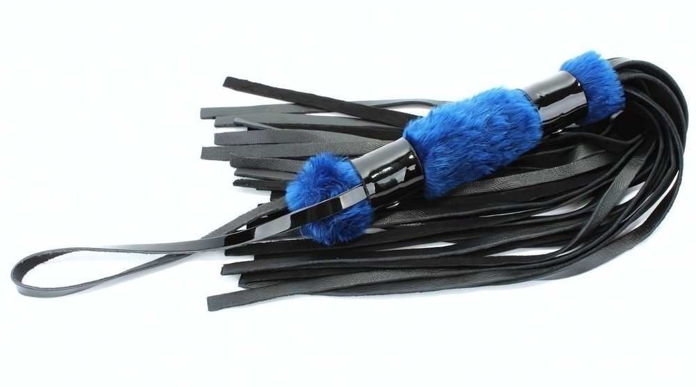 Черная плеть с синей меховой рукоятью - 44 см. (Цвет: черный с синим)