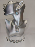 Комплект бижутерии "Лунный камень" - подвеска, серьги и браслет в форме капли