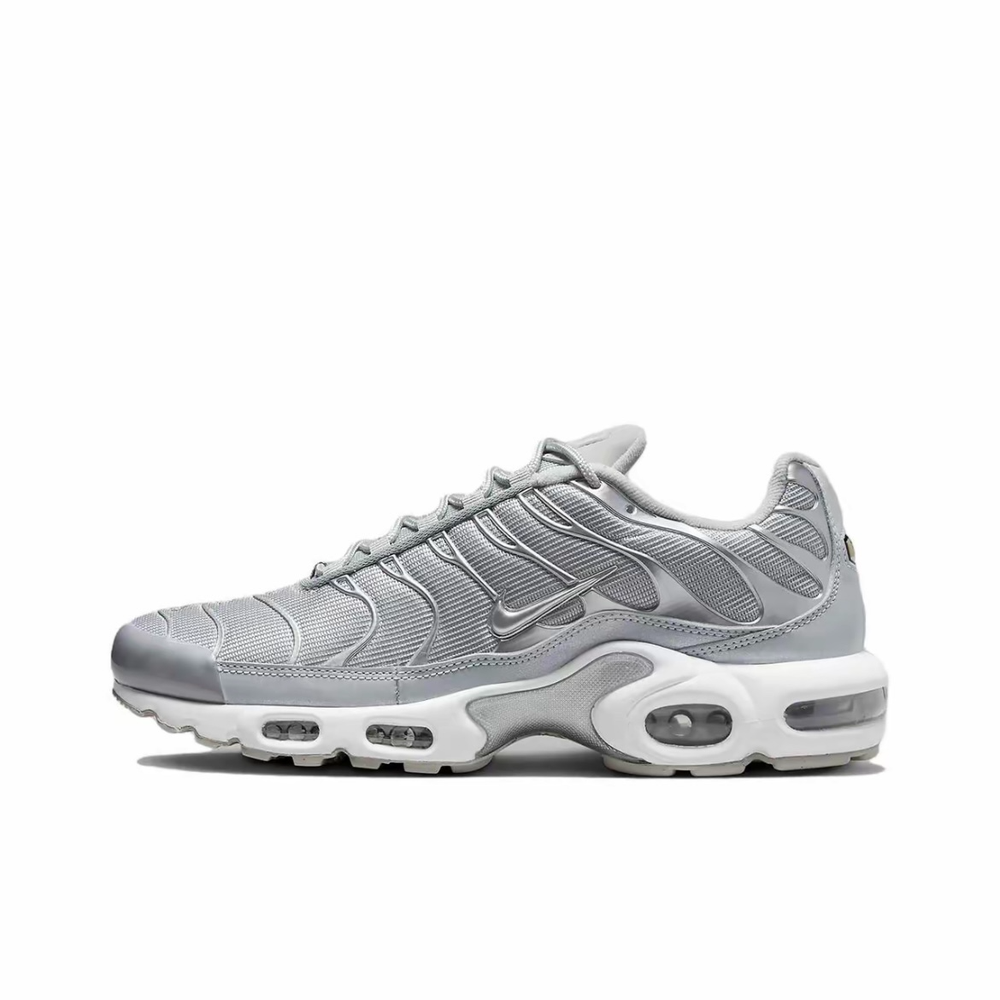 alt="Nike Air Max Plus Metallic Silver FJ1012-095 полностью серебристые кроссовки вид сбоку на белом фоне"