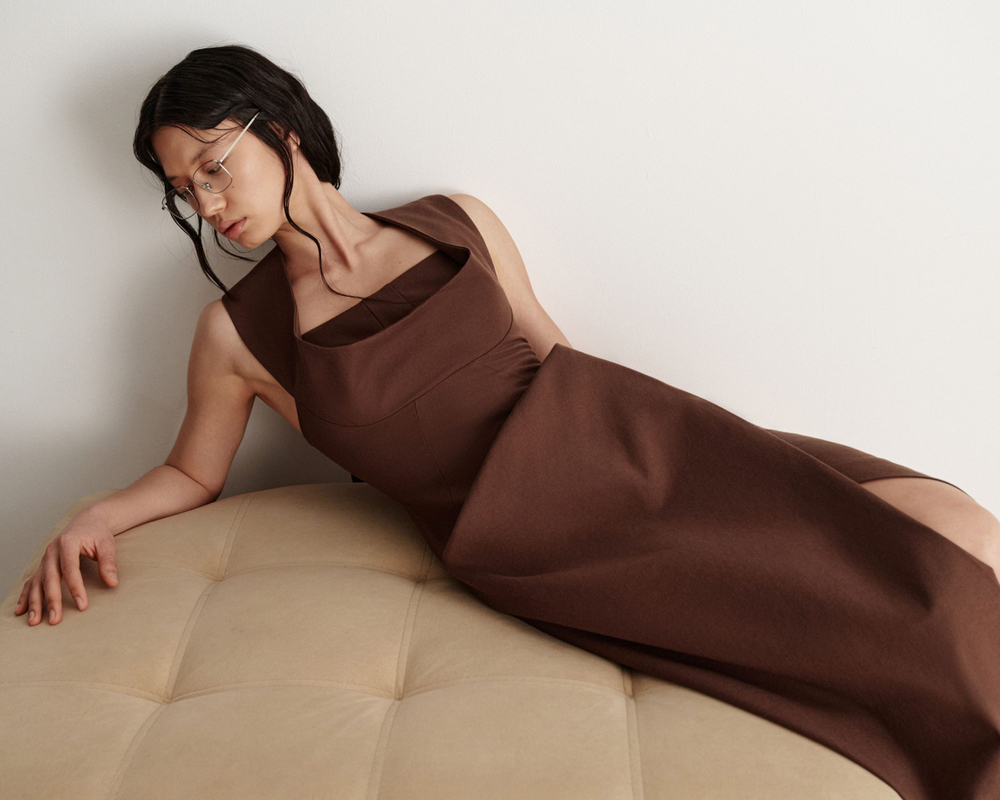 Платье с воротником-хомутом