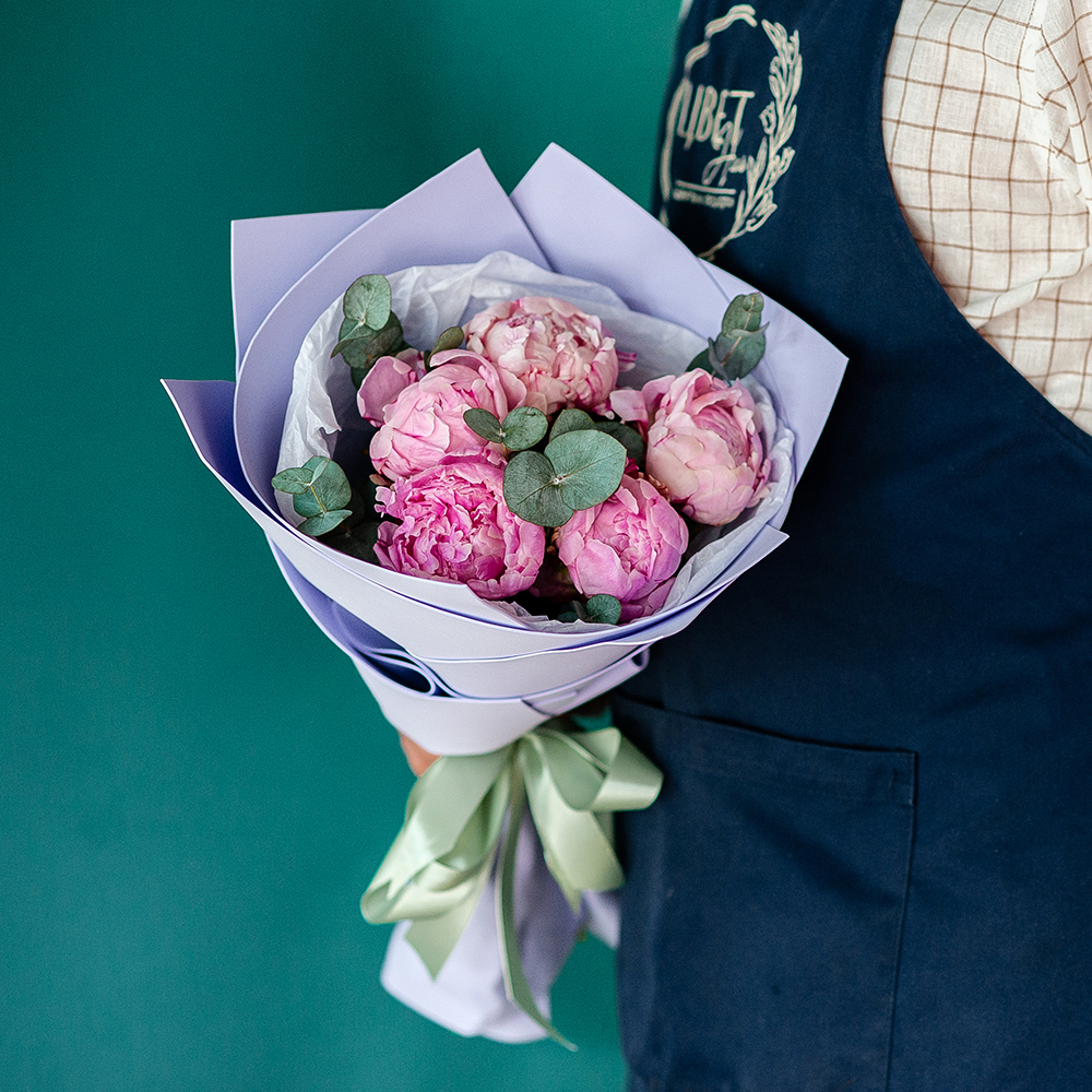 5 пионов Сара Бернар с эвкалиптом