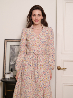 Платье с воротником стойкой