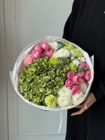 Букет из кустовых пионовивидных роз, гортензии, оксипеталума, хризантемы и диантусов