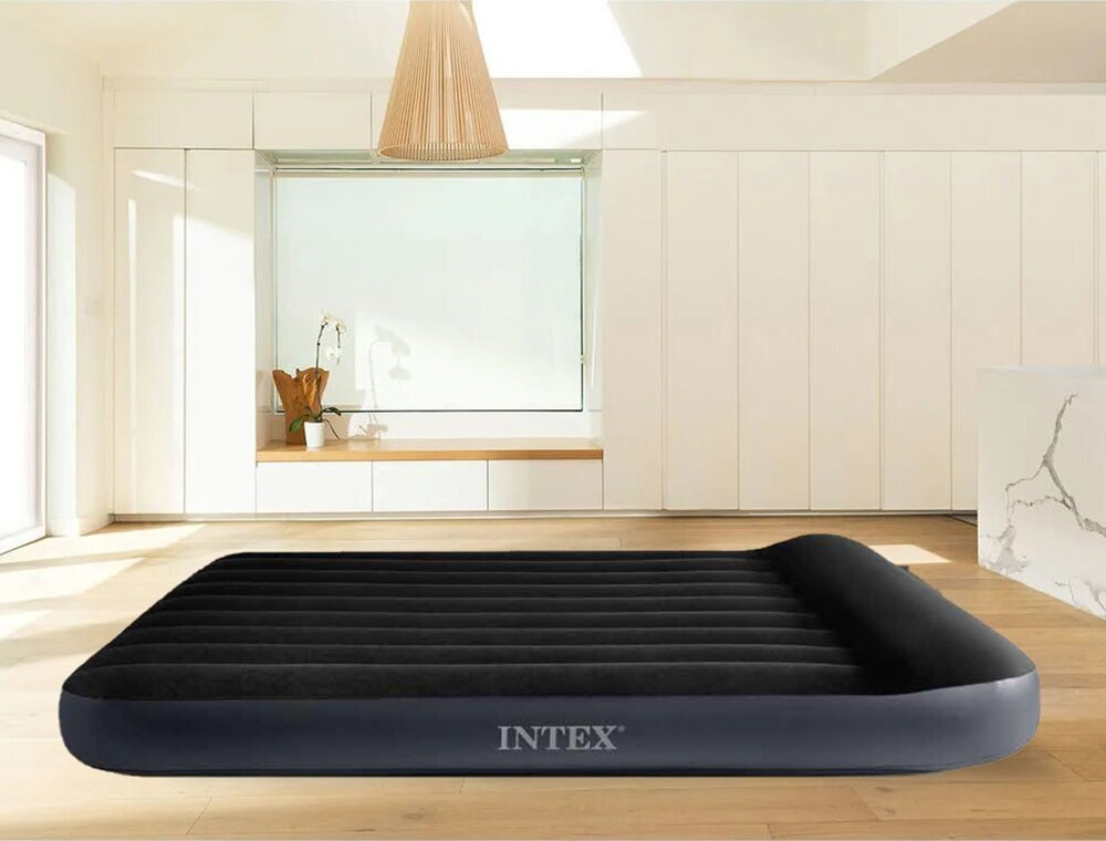 Мaтрас нaдувной Intex 64142 Pillow Rest 137х191х42 см / Крoвать нaдувная Интeкс полуторная велюровая со встроенным электронасосом 220V и подголовником