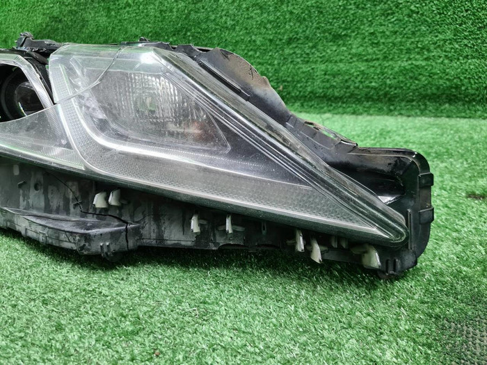 Битая Фара правая Toyota Camry xv70 (17-нв) LED