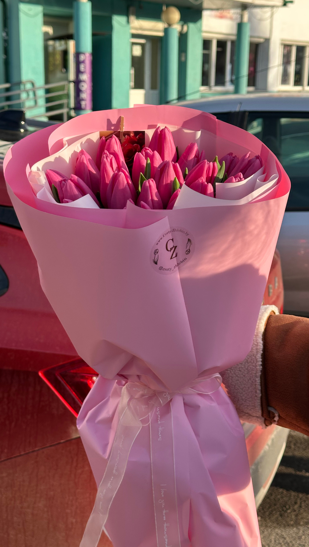 25 розовых тюльпанов + 7 веточек белой матиолы в круглую упаковку