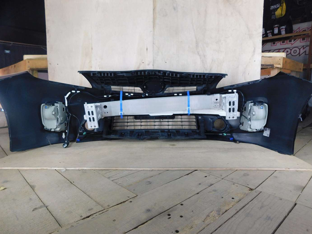 бампер передний Toyota Prius ZVW30 2015