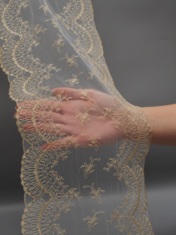 Вышивка на сетке молочная с золотой нитью ширина 23 см ОТРЕЗЫ