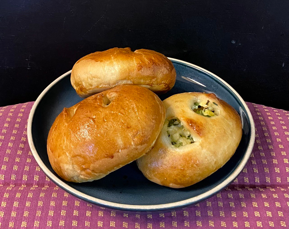 Пирожок с зеленым луком и яйцом
