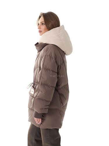Удлиненный коричневый пуховик с контрастным капюшоном