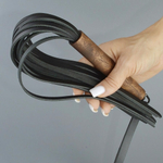 Черная кожаная плеть с деревянной рукоятью - 44 см. (Цвет: черный)