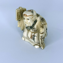 Нэцкэ Дзюродзин с огромным священным карпом и веером