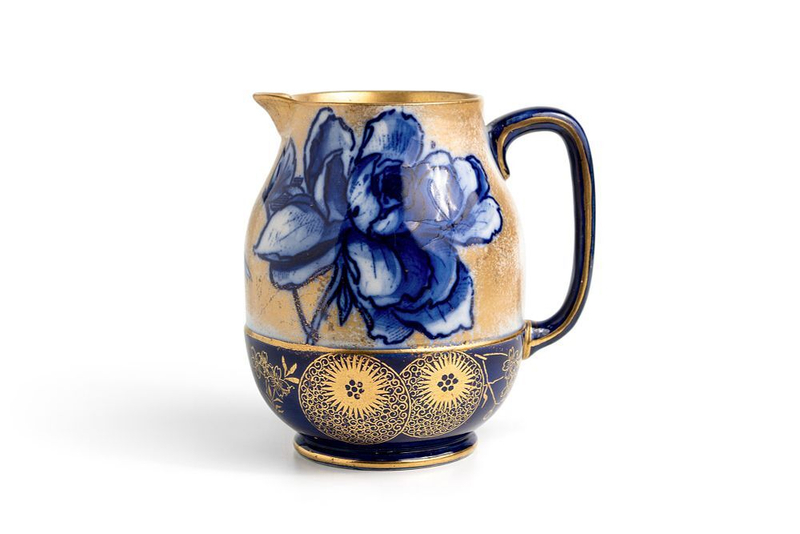 Антикварный кувшин с цветочными мотивами в стиле модерн