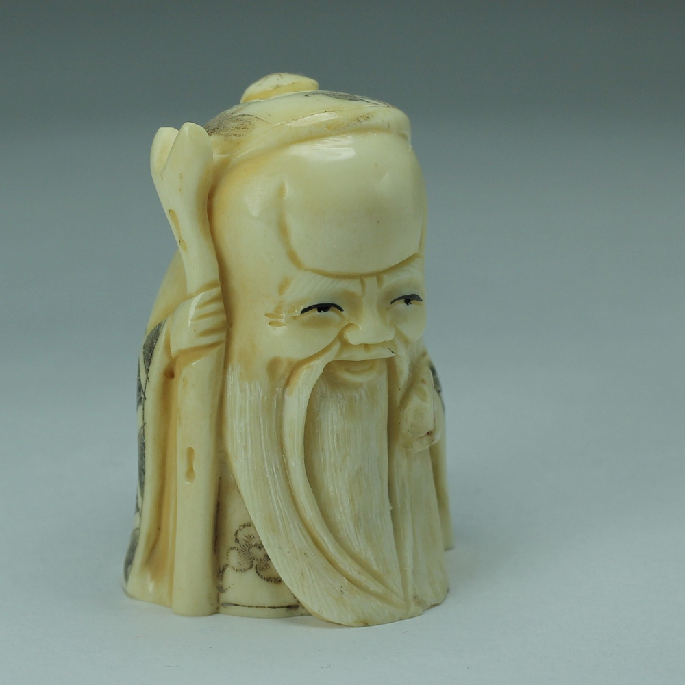 Нэцкэ Шоусин в шапочке с посохом и персиком