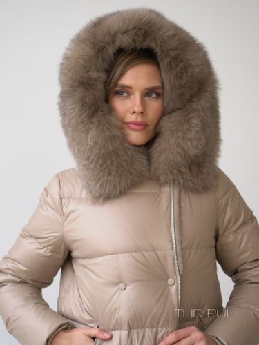 Бежевый длинный пуховик с декоративной молнией и меховой отделкой