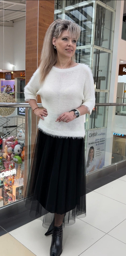 Белый джемпер с вырезом "лодочка"