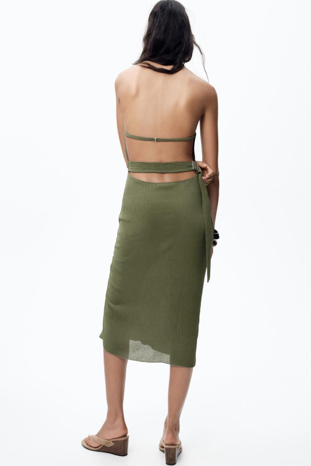 ZARA ПЛАТЬЕ ИЗ РЕЛЬЕФНОЙ ТКАНИ С ГОРЛОВИНОЙ ХАЛТЕР, ЗЕЛЕНЫЙ