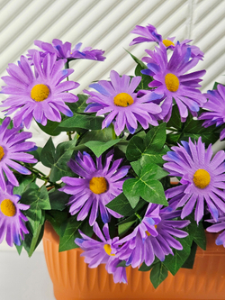 Хризантемы искусственные фиолетовые в балконном ящике