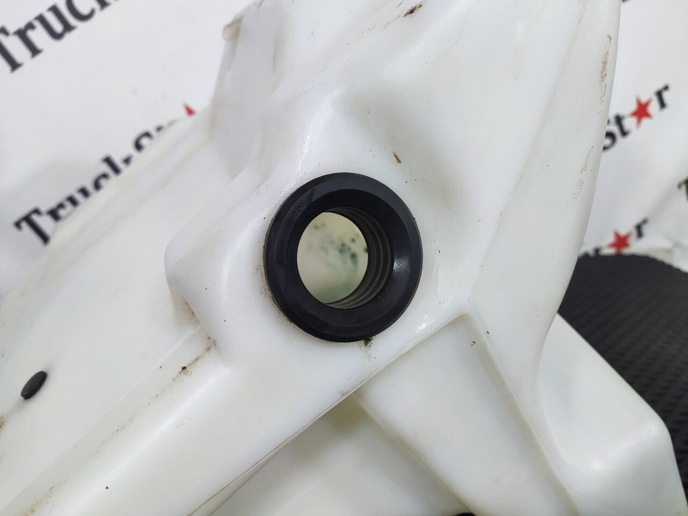 Бачок омывателя лобового стекла 2018г.