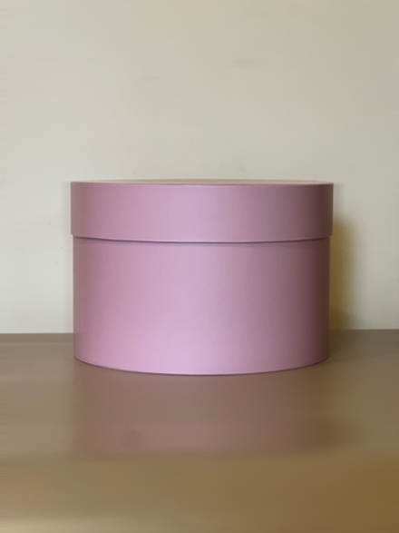 Короткая круглая коробка 22,5 см . Цвет:  Пыльно розовый  .Розница 350 рублей .