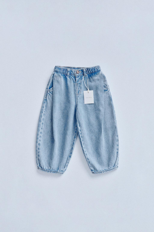 ZARA TIMELESZ - ДЖИНСЫ СВОБОДНОГО КРОЯ С ЗАЩИПАМИ, СВЕТЛЫЙ ИНДИГО