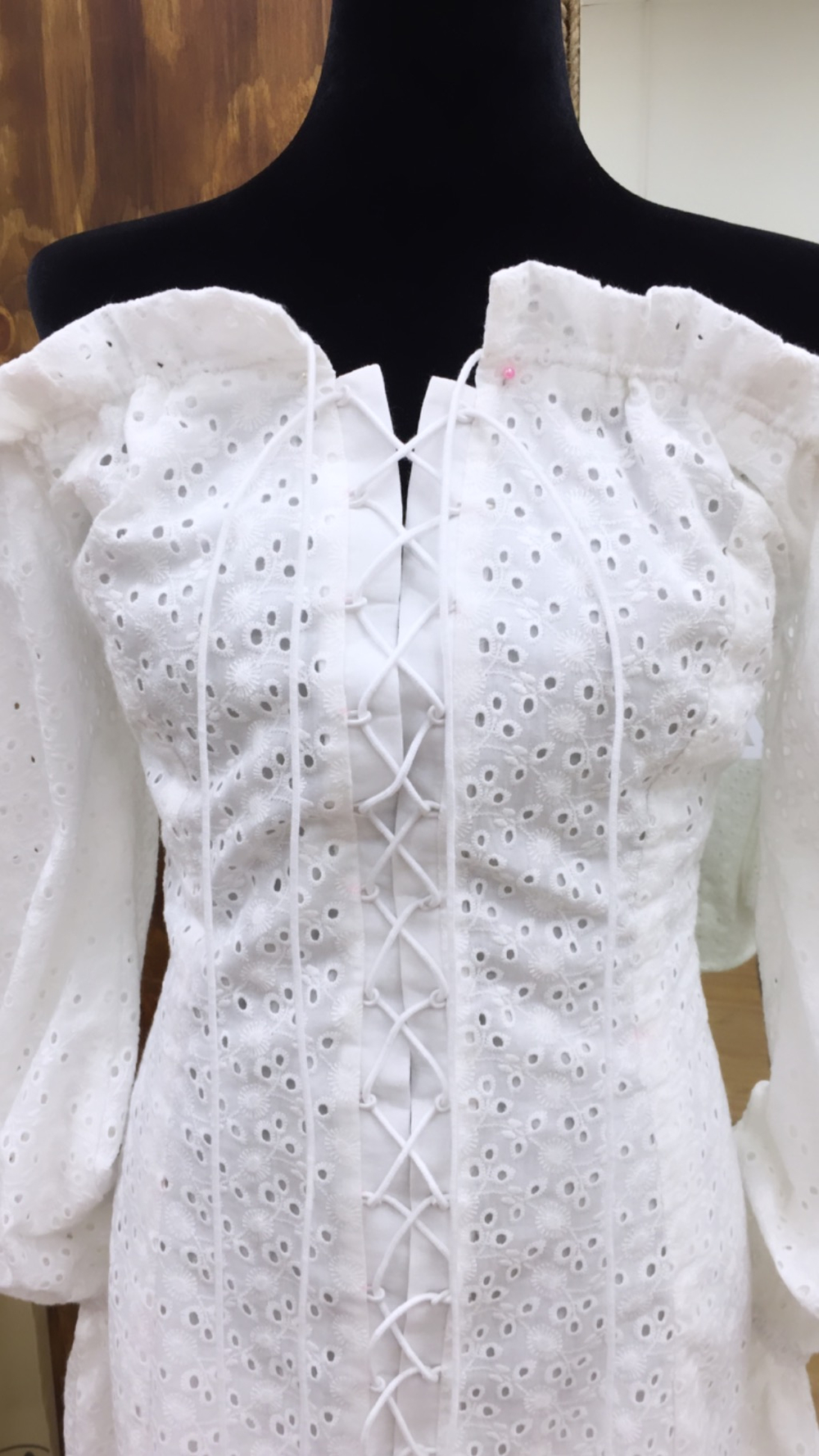 Платье со шнуровкой из шитья на подкладе