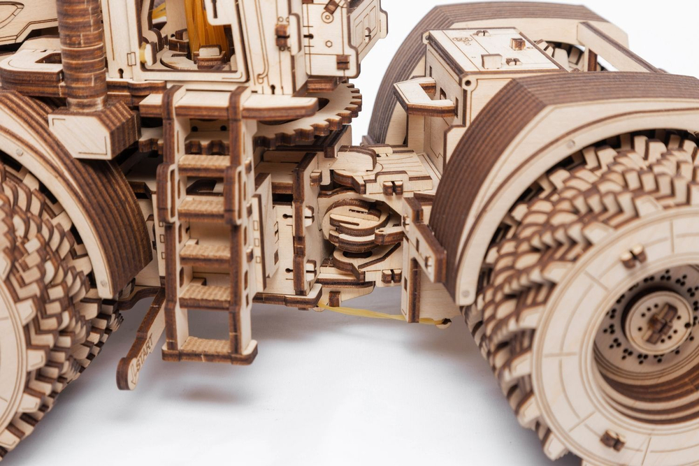 Конструктор деревянный 3D EWA Трактор Кировец К-7М