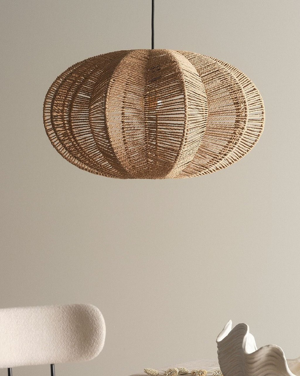 Изящная подвесная люстра из натурального ротанга с лепестковой формой.