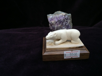 Медведь у скалы