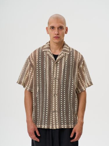 Коричневая рубашка с вязкой кроше