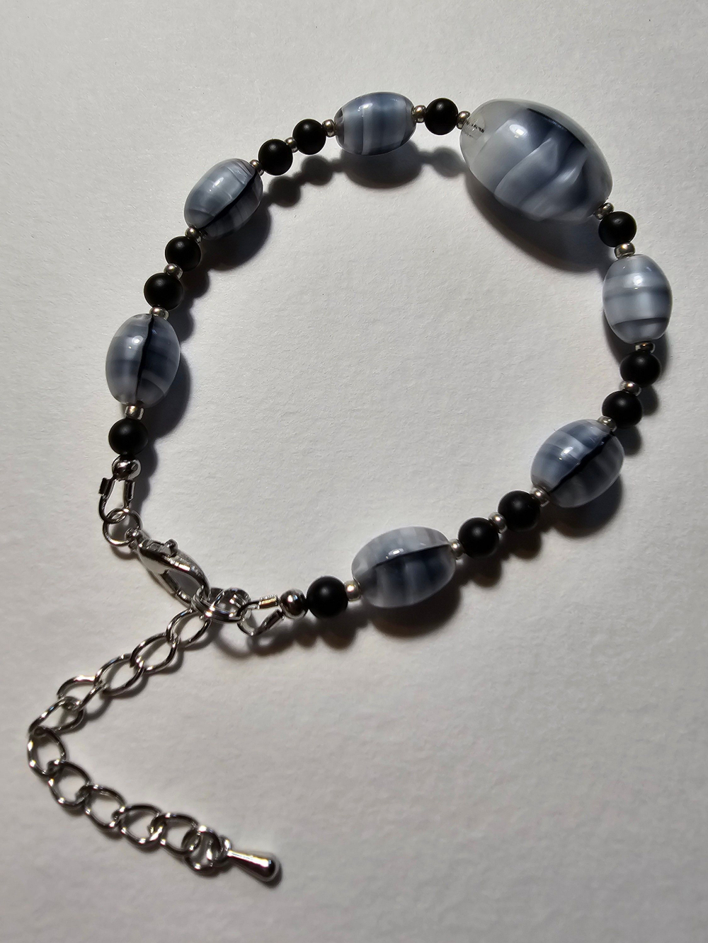 Браслет из натурального камня, авторская работа из Агата двух цветов "Агатовый средний"