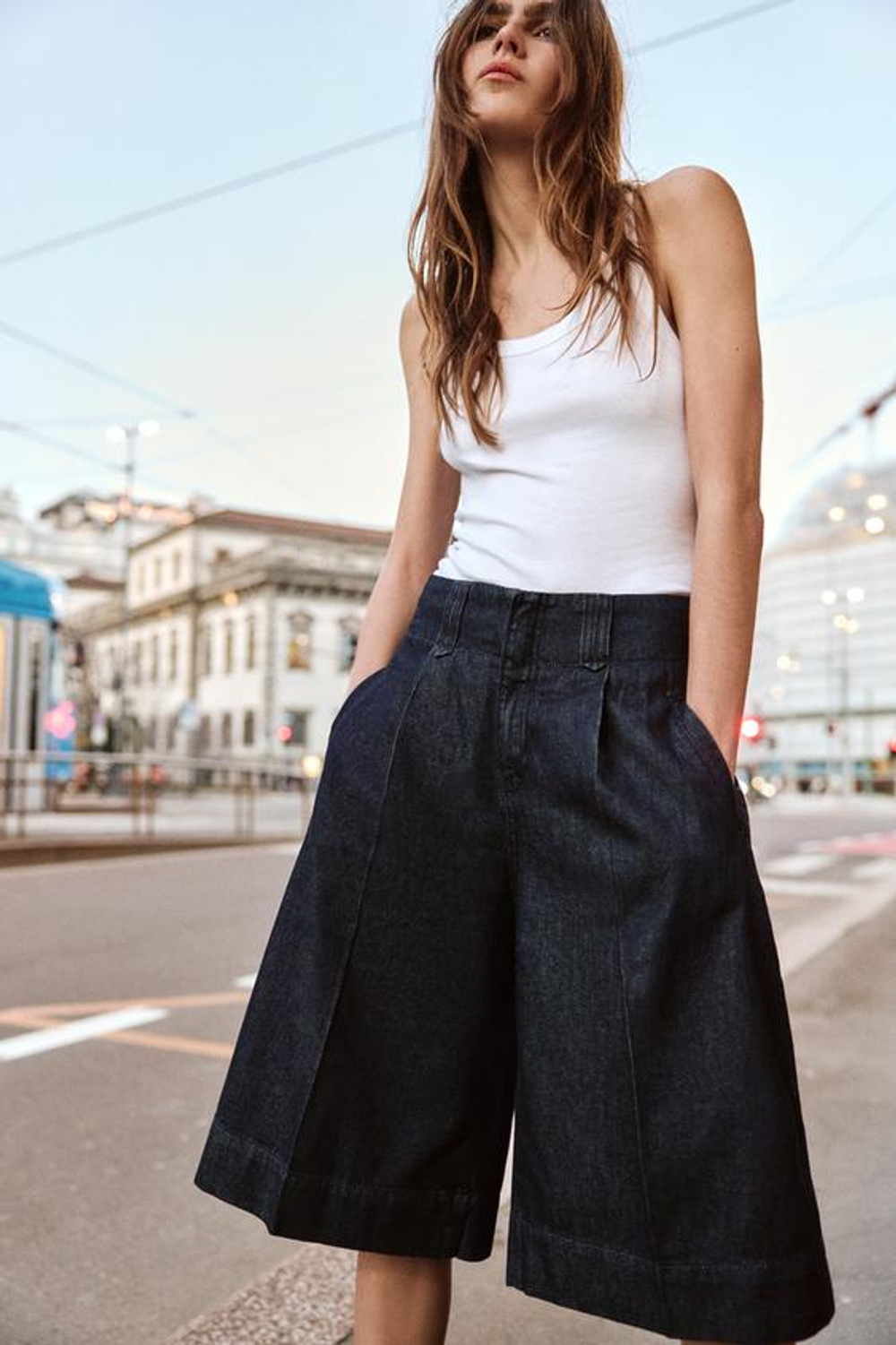 ZARA ДЛИННЫЕ ШОРТЫ С ЗАЩИПАМИ, СИНИЙ