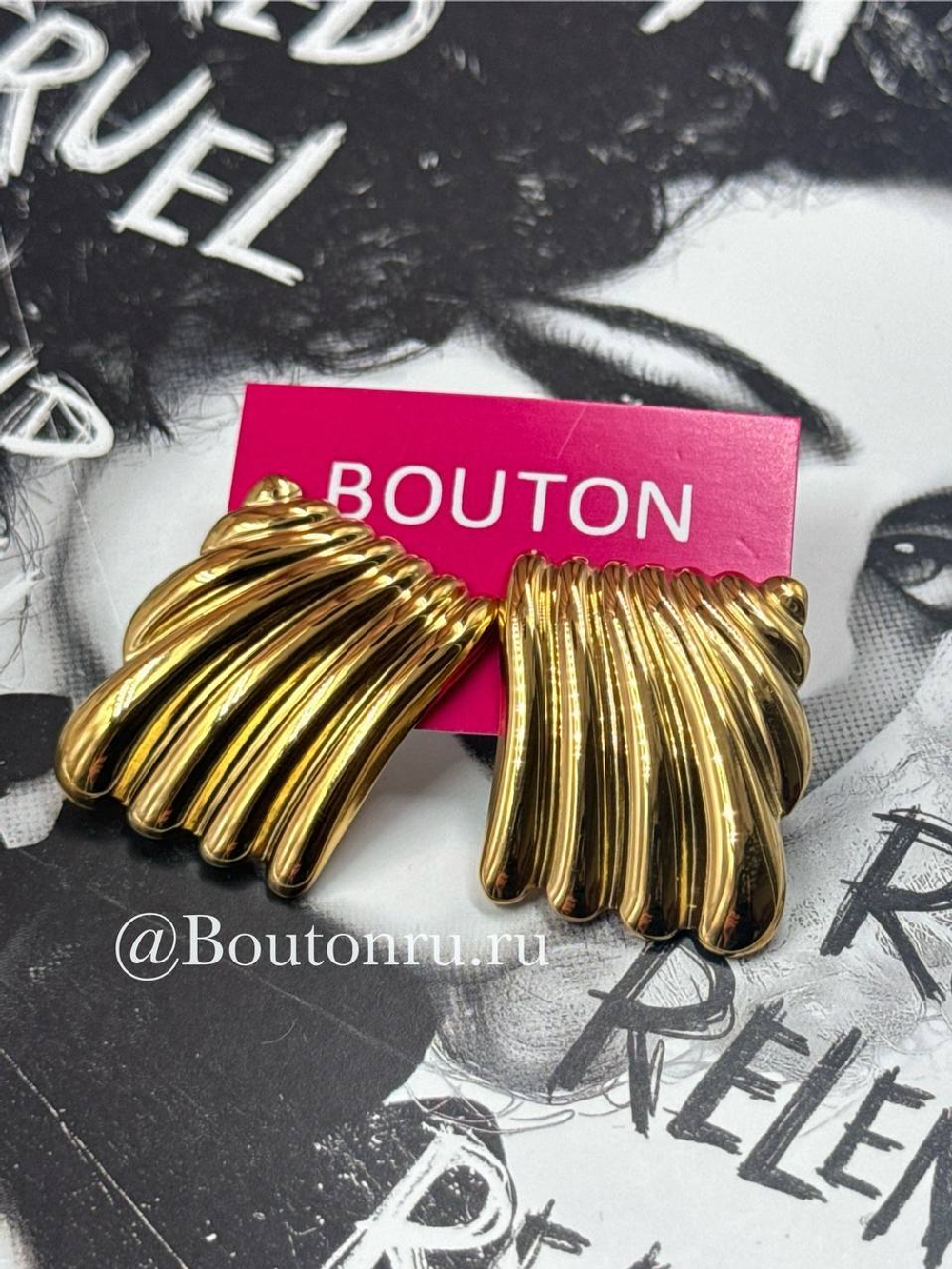 Серьги золотистые прямоугольные с объемным узором