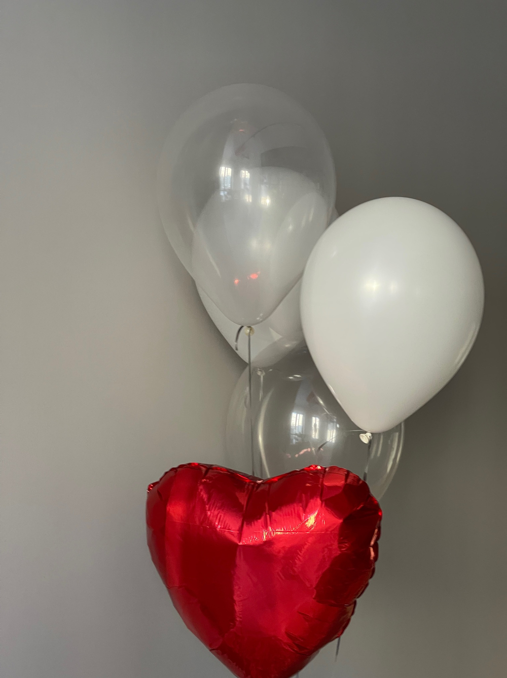 Фонтан из шаров с красным сердцем