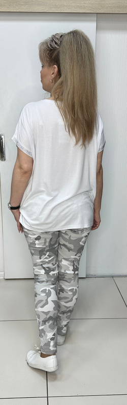 Белый блузон-футболка с принтом блестящей кепки