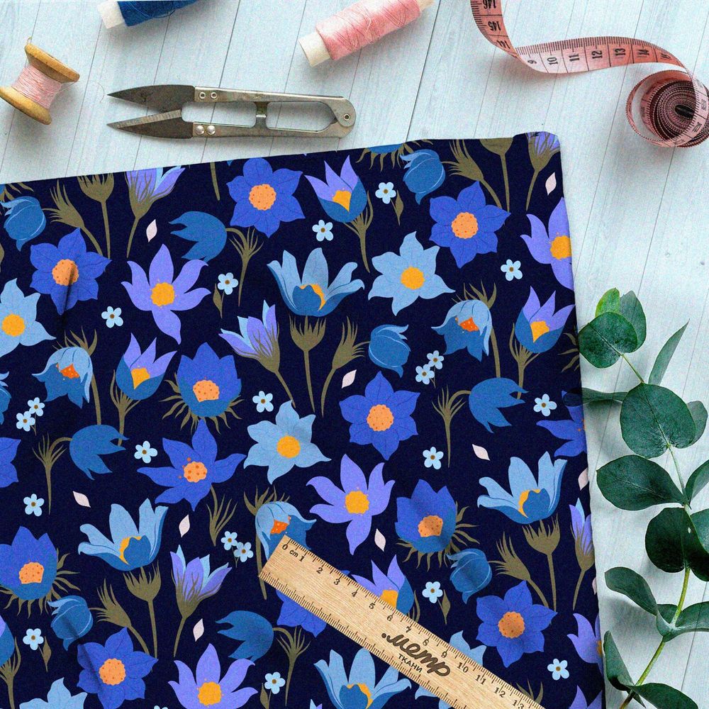 Ткань шелк Армани плотные синие ромашки на чёрном фоне