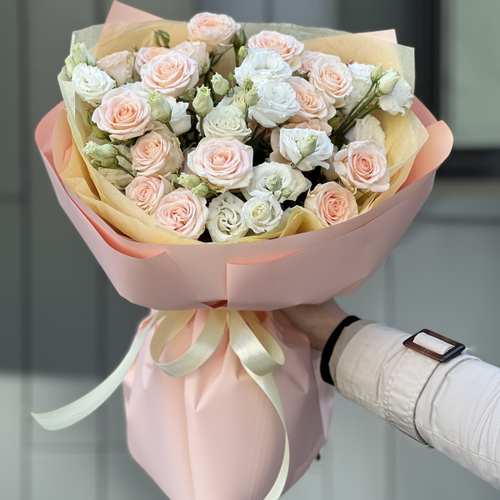 Букет из розовых кустовых роз и эустомы "Monet Field"