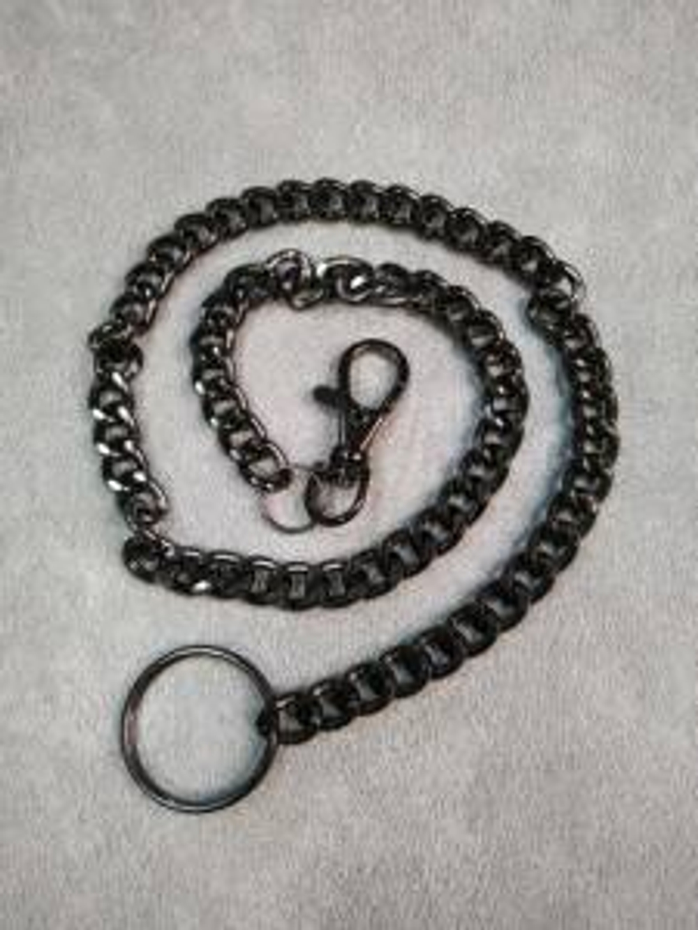 Цепочка с карабином и кольцом 60 см черная