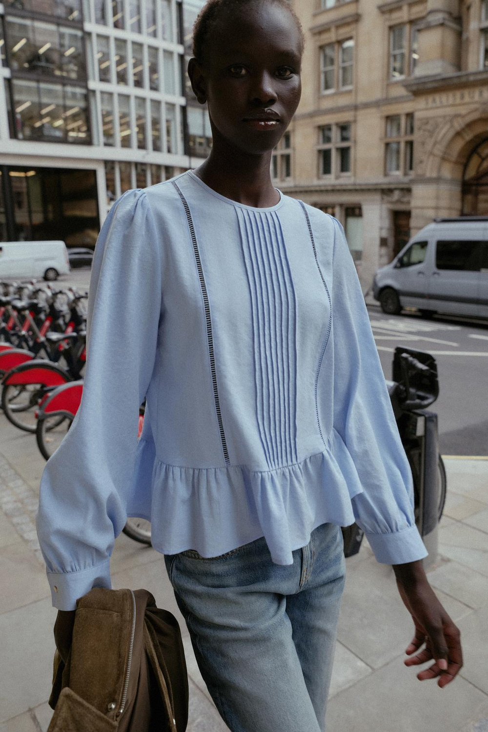 ZARA БЛУЗА С КРУЖЕВОМ И БАСКОЙ, ГОЛУБОЙ