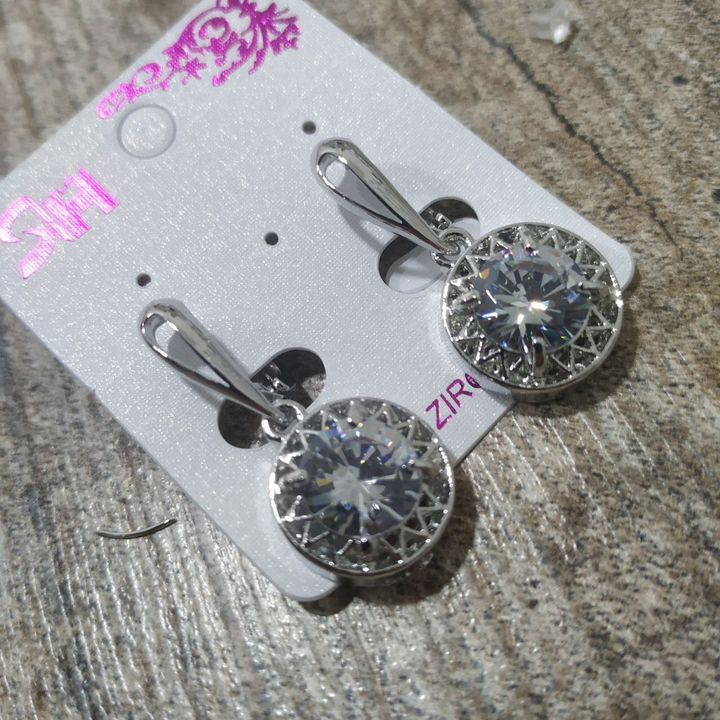 Серьги на англ.заст. Cubic Zirconia подвеска круг в объемной оправе цвет прозрачный металл серебристый