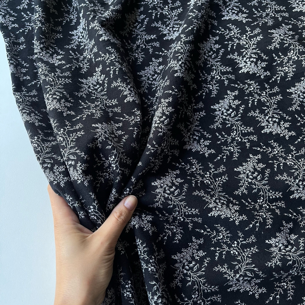 Фланель Грация на черном фоне