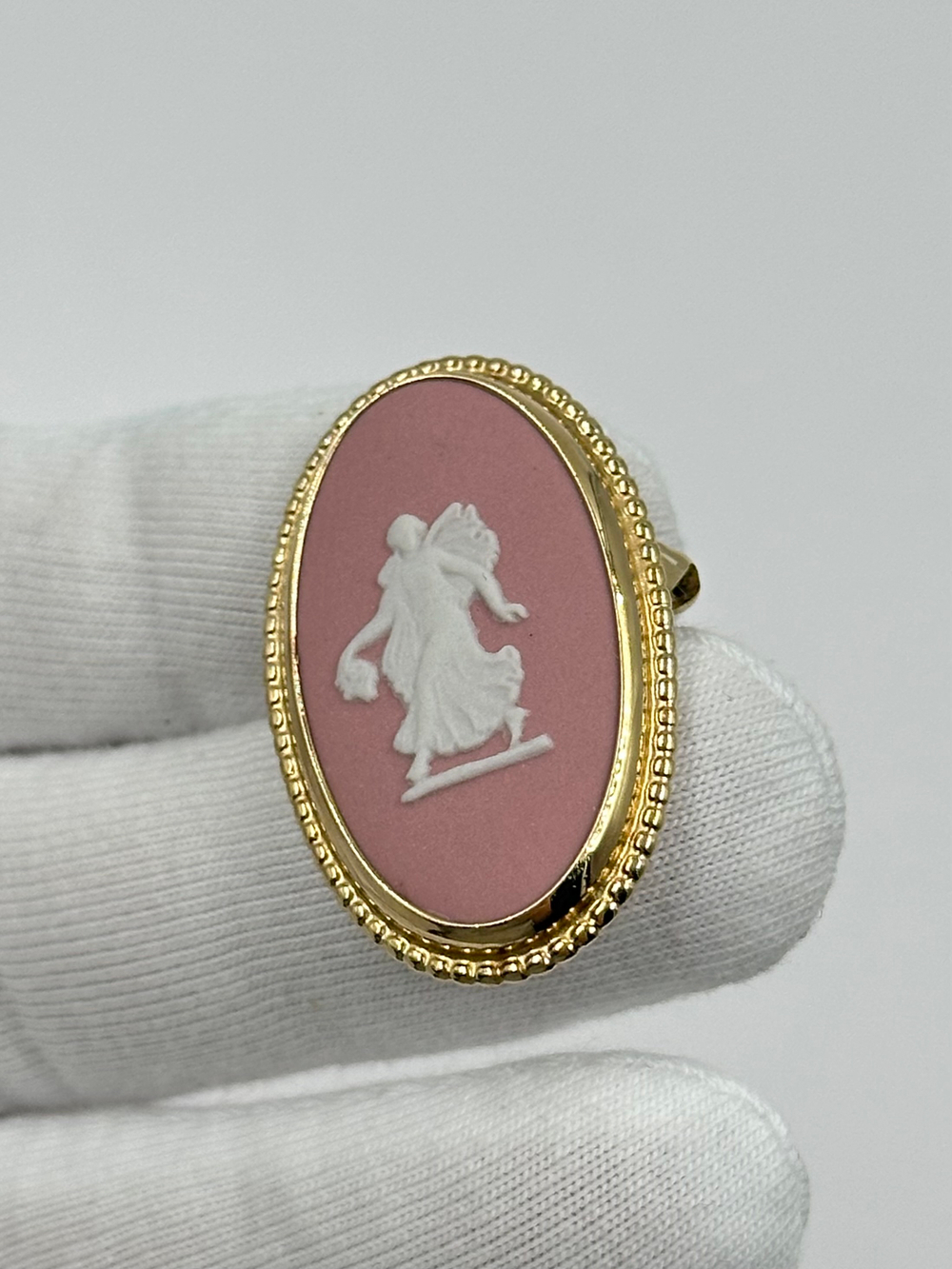 Брошь Wedgwood розовая