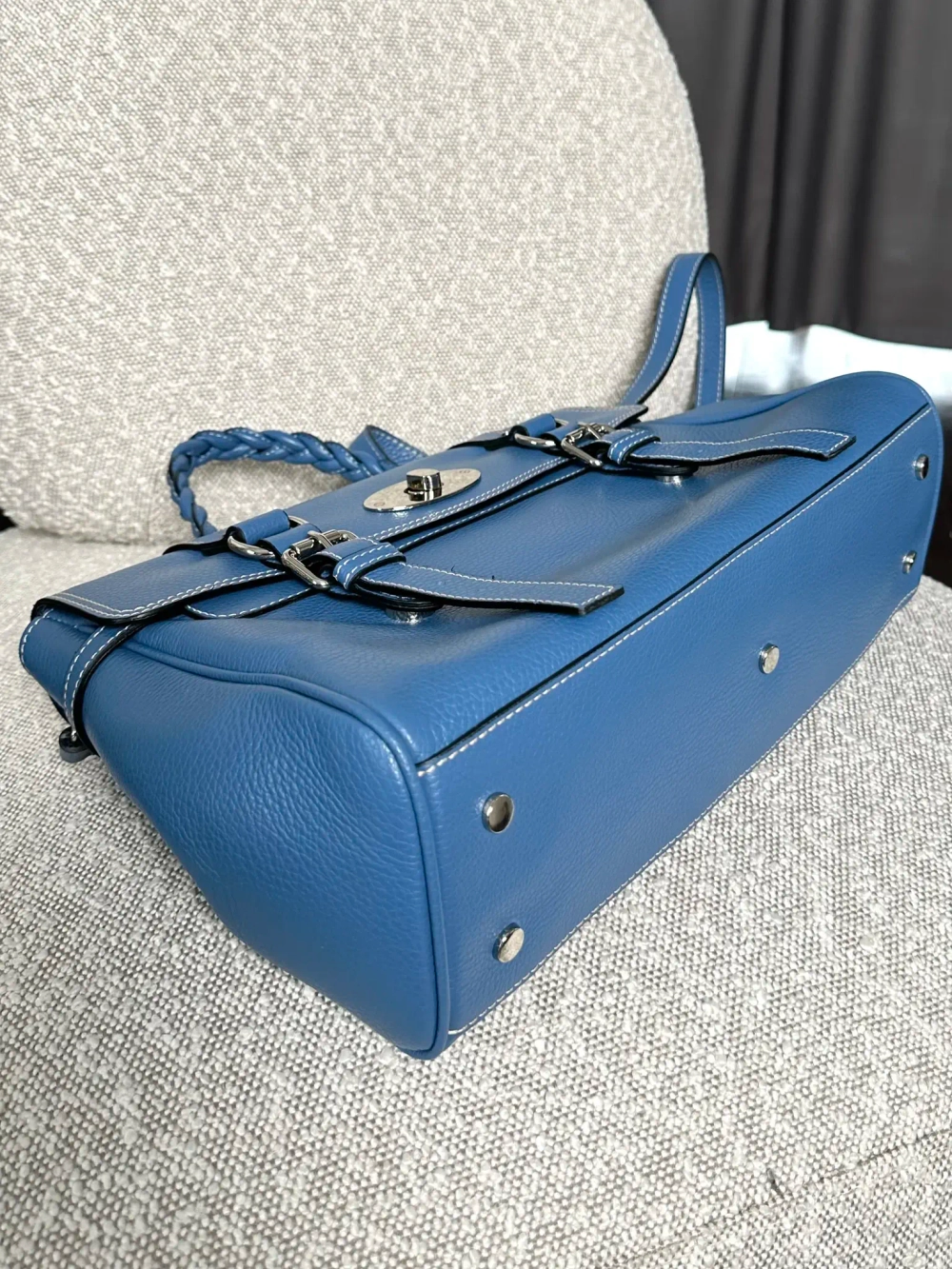 Женская сумка-портфель из натуральной кожи голубого цвета