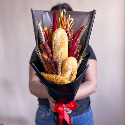 Мужской букет с колбасками, сыром, багетом, перцами чили и пшеницей