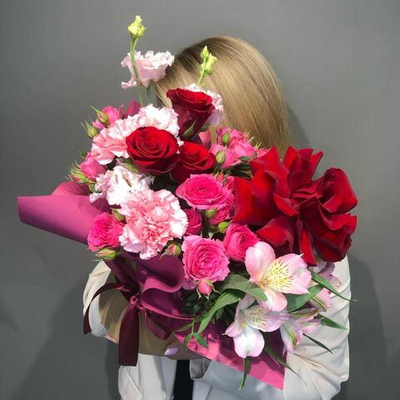 Цветы в коробке "Космос" (Французская Роза, Роза кустовая, Альстромерия, эустома, диантус)