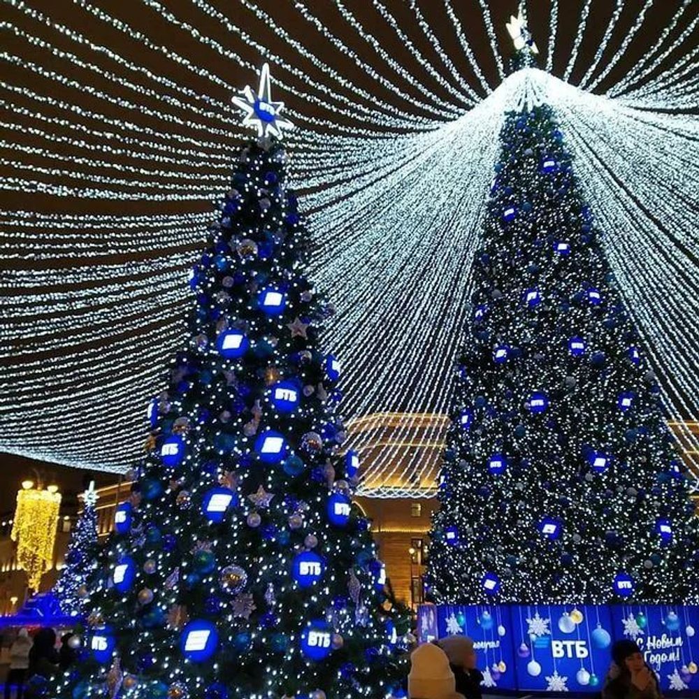 Светодинамическая елка каркасная - встроенная гирлянда: холодный свет - "Уральская" 9 м