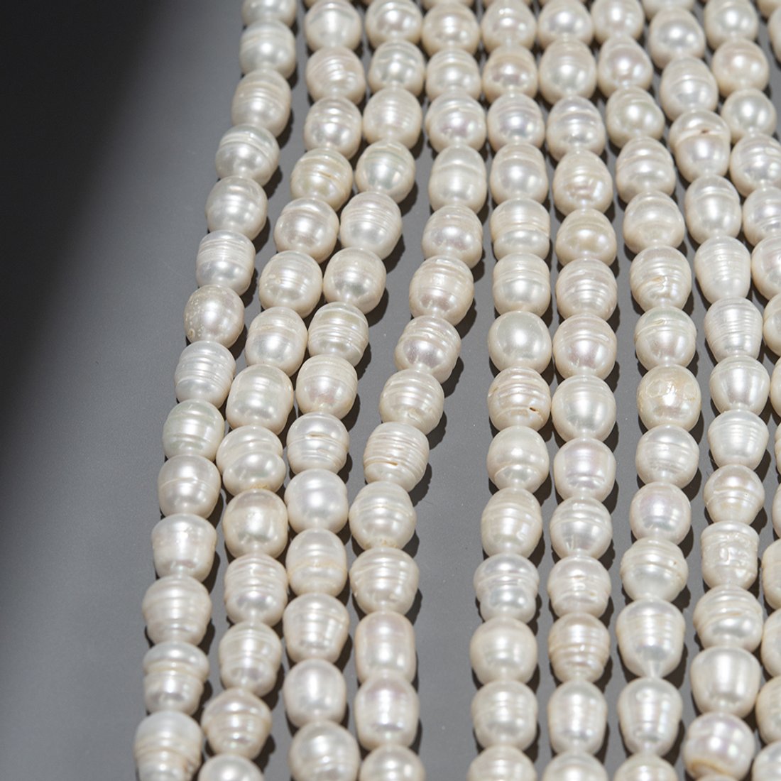 Жемчуг культивированный крупный овальный с бороздками, белый, 9-10*10-12мм